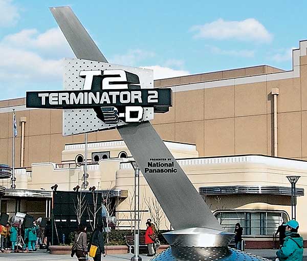 6. У входа в павильон Terminator 3D, Universal Studios Japan