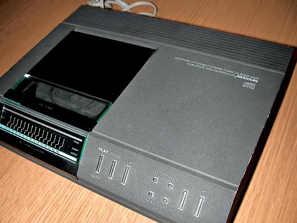 2. MCD - первый проигрыватель компакт-дисков (CD-транспорт Philips) был представлен публике ровно 20 лет назад. Обратите внимание на необычный дизайн