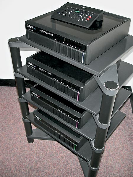 3. Стойка с новыми компонентами: DVD-Audio-плейер 598, процессор 568.2, мультимедийный контроллер 562V.3, FM-тюнер 504