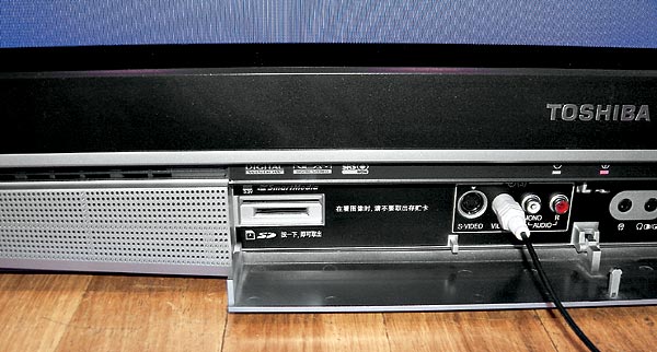 Слева под крышкой у телевизора 32SW9UR — слот Bridge Media для флэш-карт памяти SD и SmartMedia