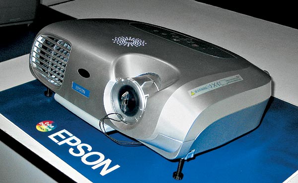 Недорогой видеопроектор Epson EMP-S1