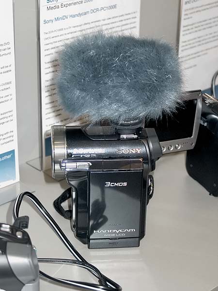 Трехчиповая миниатюрная видеокамера вертикального дизайна DCR-PC1000E с прикрепленным внешним микрофоном