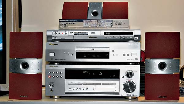 «Пионер»: беспроводная тыловая АС (система DCS-525), DVD рекордер с DVR-520H с HDD 80 ГБ, DVD-проигрыватель DV-668AV с HDMI, AV-ресивер VSX-D814