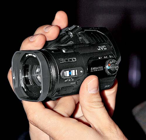 Новинка модельного ряда видеокамер JVC Everio — трехчиповая GZ-MC500 умеет снимать фотографии с пятимегапиксельным разрешением