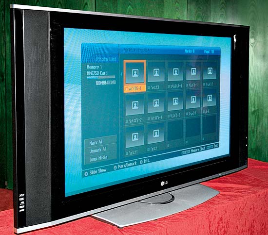 Плазменный телевизор LG 42PX5R (разрешение 1024х768) на основе чипа высокой степени интеграции XD Engine оснащен слотами для карт памяти 9 типов