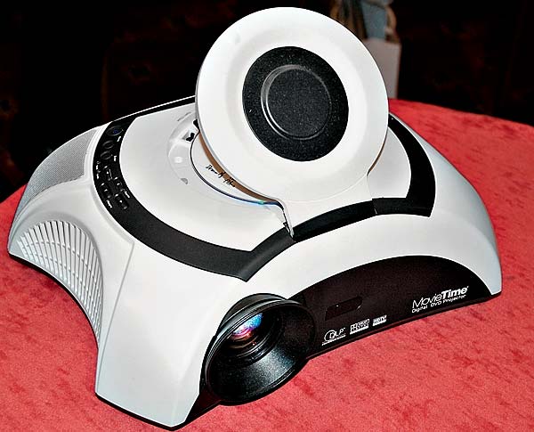DLP-видеопроектор Optoma Movie Time DV10 с DVD-плейером на борту. Добавьте комплект активной акустики — и погружение в атмосферу кино обеспечено
