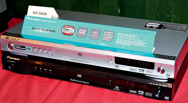 Универсальный DVD-проигрыватель Pioneer DV-585A воспроизводит как звуковые суперформаты DVD-Audio и SA-CD, так и большинство разновидностей видео, включая MPEG-4/DivX