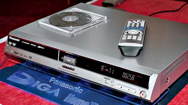 DVD-рекордер Panasonic Diga DMR-EH60, оснащенный HDD (200 ГБ) и слотом SD Card, способен записывать диски DVD-RAM, DVD-R/RW и DVD+R