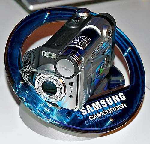 Ультракомпактная фото/видеокамера Samsung третьего поколения DuoCam SC-D6550i позволяет снимать видео в формате MiniDV и MPEG-4 и делать фотографии с разрешением 5 мегапикселей