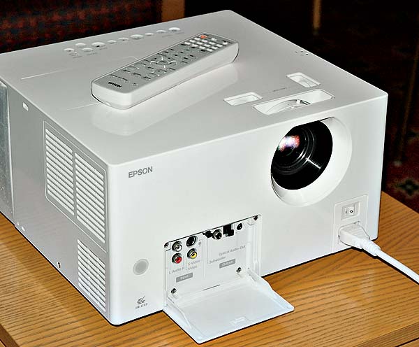 Домашний кинотеатр Epson EMP-TWD1 — ЖК-видеопроектор, DVD-привод, декодеры, усилительная часть и акустика в одном стильном и компактном корпусе