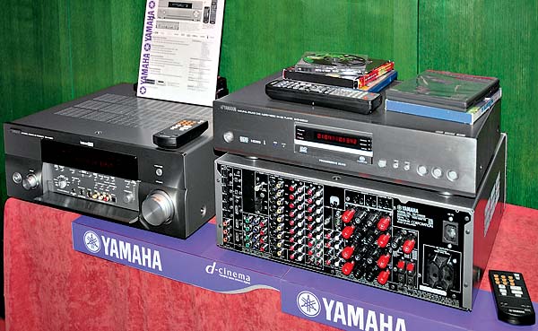Семиканальный AV-ресивер Yamaha RX-V4600 с интерфейсами HDMI и iLink и фирменной системой автонастройки YPAO — вид анфас и с тыла
