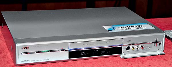 DVD-рекордер JVC DR-MH300 позволяет записывать и редактировать на жестком диске (160 ГБ) видео в формате MiniDV без дополнительной компрессии