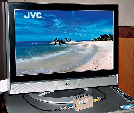 ЖК-телевизор JVC LT-32S60 (2300 евро) серии DynaPix с технологией D.I.S.T. имеет разрешение 1366х768, может воспроизводить видео вплоть до 1080i
