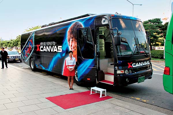 Промо-автобус компании, используемый для ознакомления жителей Сеула с новинками телевизионной продукции