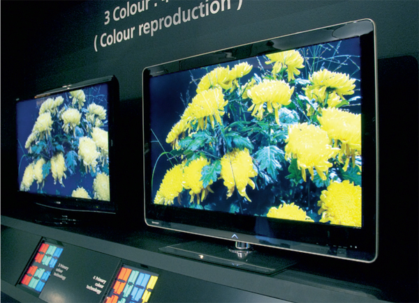Инновация от Sharp — телевизоры с четырьмя светофильтрами в ЖК-панелях. К стандартным красному, синему и зеленому здесь добавлен желтый цвет для лучшего отображения золотых, медовых и апельсиновых оттенков.