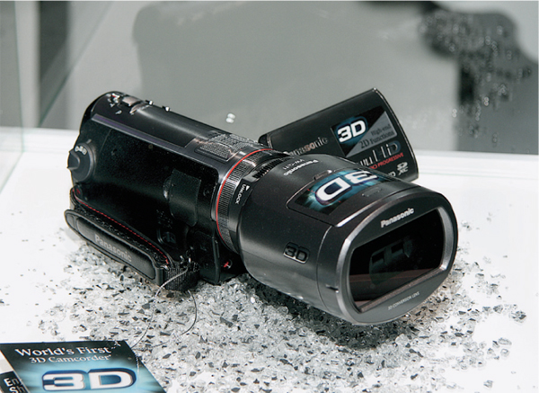 Первая в мире потребительская 3D-видеокамера Panasonic HDC-SDT750 снабжена специальным съемным объективом, сводящим два изображение в одно, как в эфирном 3D-сигнале формата side-by-side.