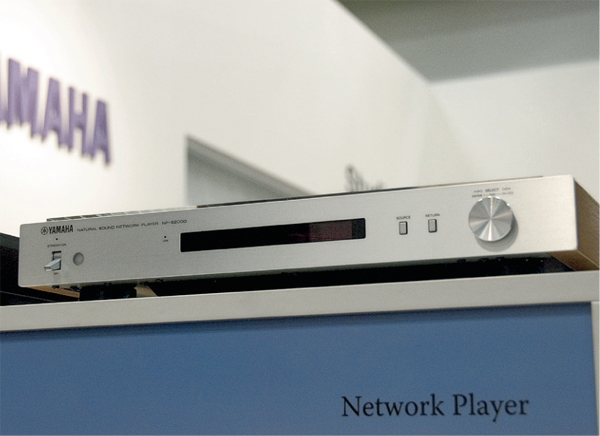 Сетевой аудиоплейер Yamaha NP-S2000 проигрывает MP3, WMA, FLAC и APE-файлы с завидным качеством, но только через LAN с удаленных серверов. У него нет даже USB-входа. Зато им можно управлять со смартфонов.