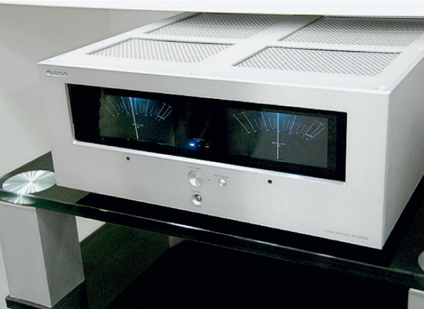 Самой интересной новинкой от Onkyo стала серия бескомпромиссных стереокомпонентов из CD-плейера C-5000R, предусилителя P-5000R и «мощника» M-5000R с индикаторами уровней на передней панели.