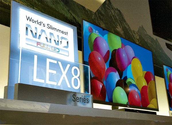Главная новинка на стенде LG — сверхтонкие LED-телевизоры серии LEX8 c технологией NANO Lighting. В них ЖК-панель тоже подсвечивается локально, но толщина корпуса телевизоров просто невероятно мала — всего 8,8 мм! Ширина рамки вокруг экрана тоже впечатляет — 1,2 см.