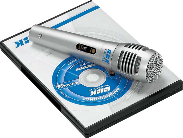 Микрофон и DVD со 120 песнями — в комплекте