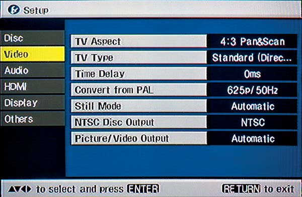 Из всех участников теста у Panasonic — самая разветвленная система меню. Помимо стандартных опций, на страничке Setup можно выбрать тип видеоприемника (вторая трока на рисунке вверху слева), время задержки аудиосигнала относительно видеосигнала и вид информации, формирующей стоп-кадр (полукадр или кадр).